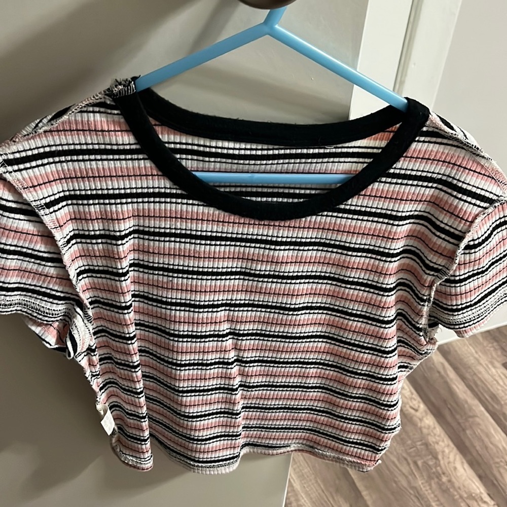 2 cute crops tops